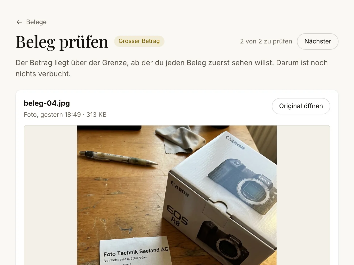 Ein Beleg für eine Kamera neben dem, was Books darauf gelesen hat